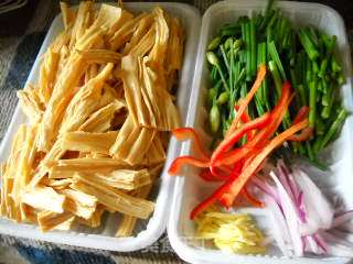 Stir-fried Shredded Pork with Leek and Yuba recipe