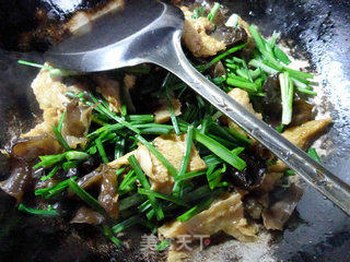 Wild Onion and Black Fungus Fried Roasted Bran recipe