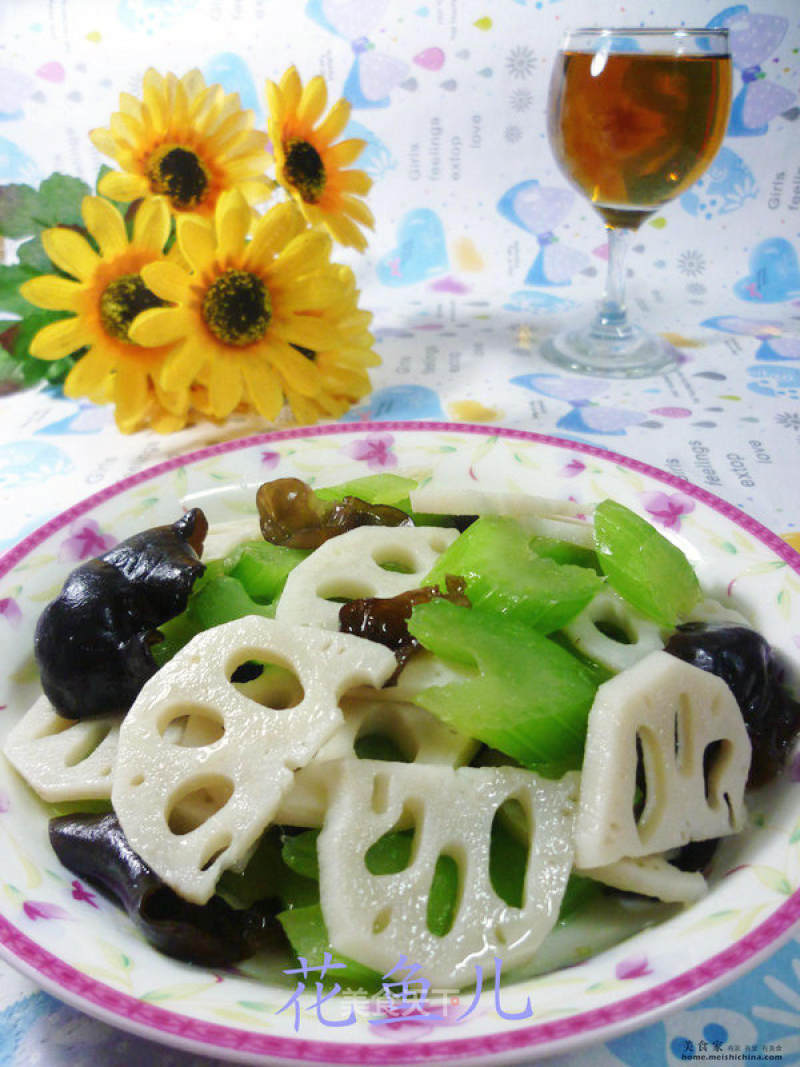 Stir-fried Lotus Root with Black Fungus and Celery recipe