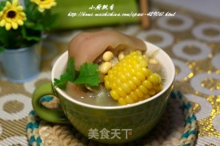 The More You Drink, The More Beautiful Winter Soup Pot----soybean Corn Hoof Soup recipe