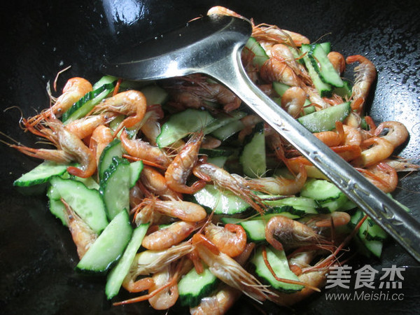 Stir-fried River Prawns with Cucumber recipe