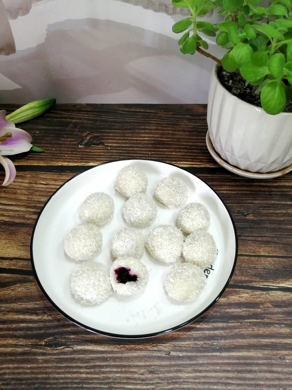 Dry Coconut Blueberry Glutinous Rice Balls recipe