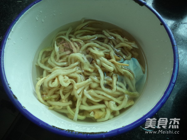 Wild Peppers Mixed with Dried Radish recipe