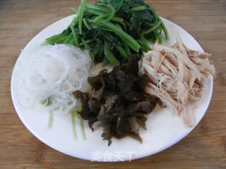 [home-cooked Dishes Suitable for Summer] Ginger Shredded Chicken and Spinach recipe