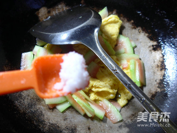 Scrambled Eggs with Watermelon Peel recipe