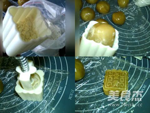 Transparent Skin Lotus Paste and Egg Yolk Mooncakes recipe