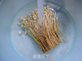 Golden Needle Mushroom Mixed with Mung Bean Sprouts recipe