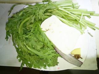 Garland Chrysanthemum Tofu Pot recipe