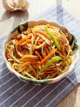 Fried Noodles with Mushrooms and Carrots