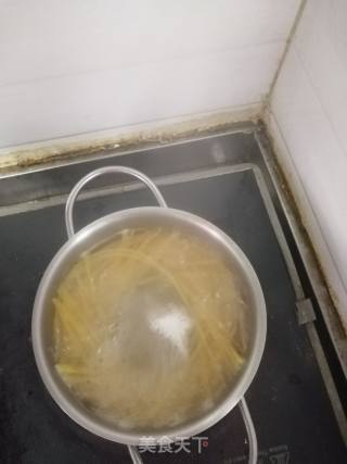 Spaghetti with Seafood Crab Leg Mushroom recipe