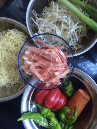 Fried Noodles with Shredded Pork and Cumin recipe