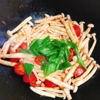 Stir-fried White Jade Mushrooms with Cherry Tomatoes recipe