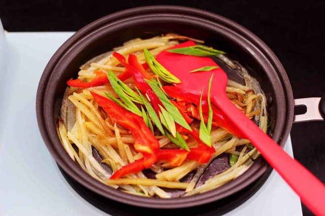 Fried Spring Rolls with Potato Shreds and Red Pepper recipe