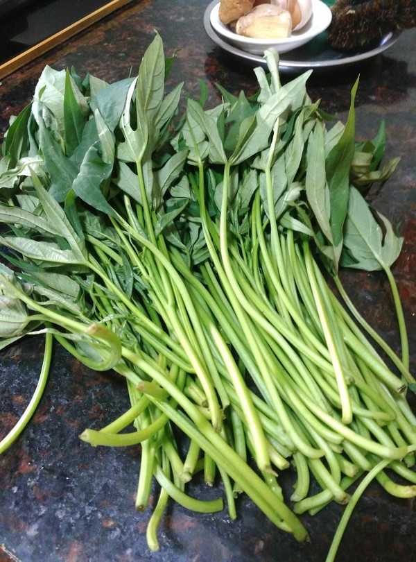 Fried Noodles with Sweet Potato Leaves recipe