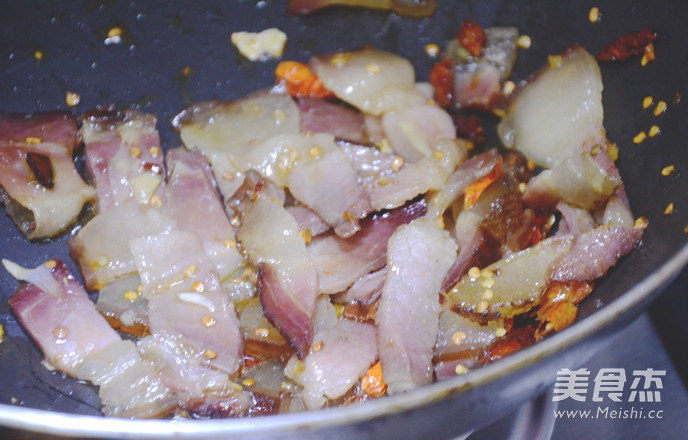 Weishan Commune Liuyang Cuisine: Stir-fried Bacon with Dried Radish recipe