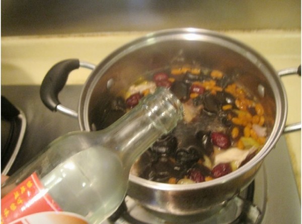 Wine-flavored Black Fungus Pot Chicken recipe