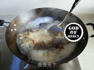 National Confinement Meal at The Chinese Table = Crucian Tofu Soup for The Second Child recipe