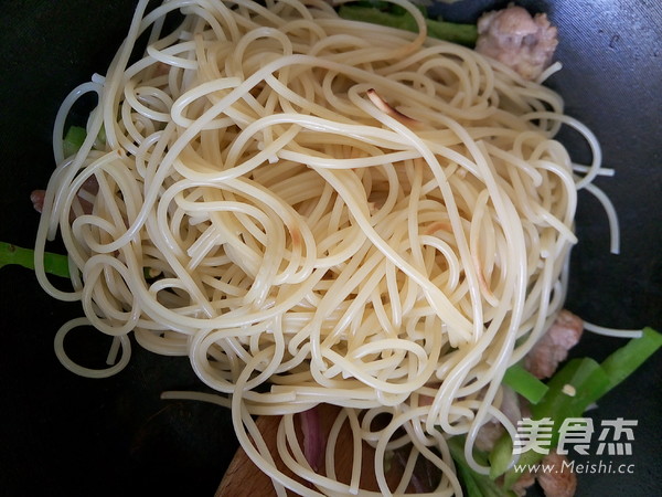 Stir-fried Spaghetti with Beef and Black Pepper recipe