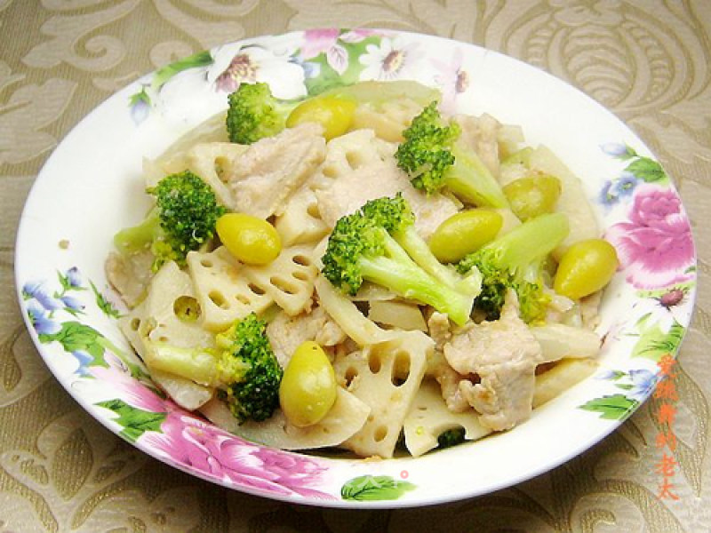 Stir-fried Tenderloin with Lotus Root and Broccoli recipe