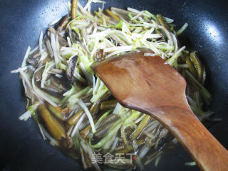 Stir-fried Eel with Leek Sprouts recipe