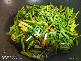 Stir-fried Garlic Sprouts with Sliced Pork recipe