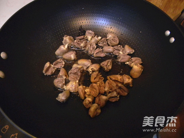 Stir-fried Green Peppers with Chicken Hearts recipe