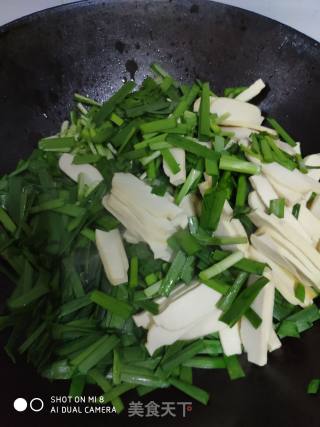 Stir-fried Bean Curd with Leek recipe