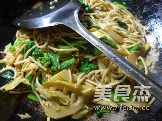 Stir-fried Noodles with Cabbage Egg and Bamboo Shoots recipe