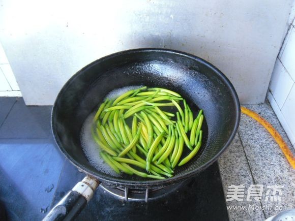 Spicy Stir-fried Daylily recipe