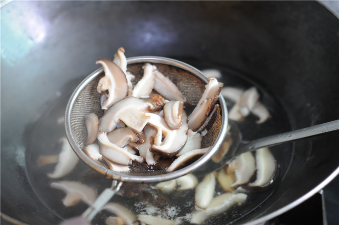 Stir-fried Pork with Double Pepper and Mushroom recipe