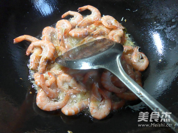 Stir Fried Chrysanthemum with Fresh Shrimp recipe