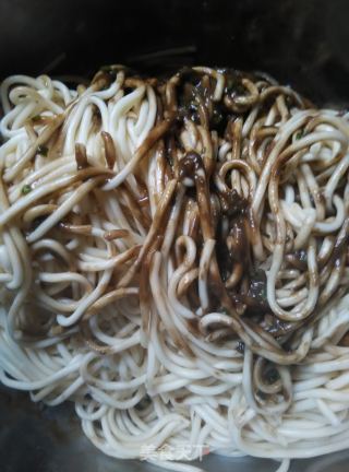 Hot Dry Noodles with Chives recipe