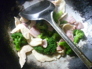 Stir-fried Broccoli with Bacon and Soy Protein recipe