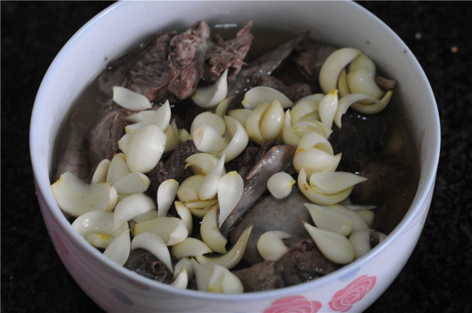 Steamed Pigeon with Chrysanthemum Lily recipe