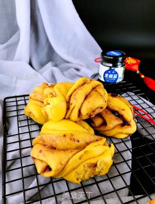 Pumpkin Flower Roll with Blueberry Sauce recipe