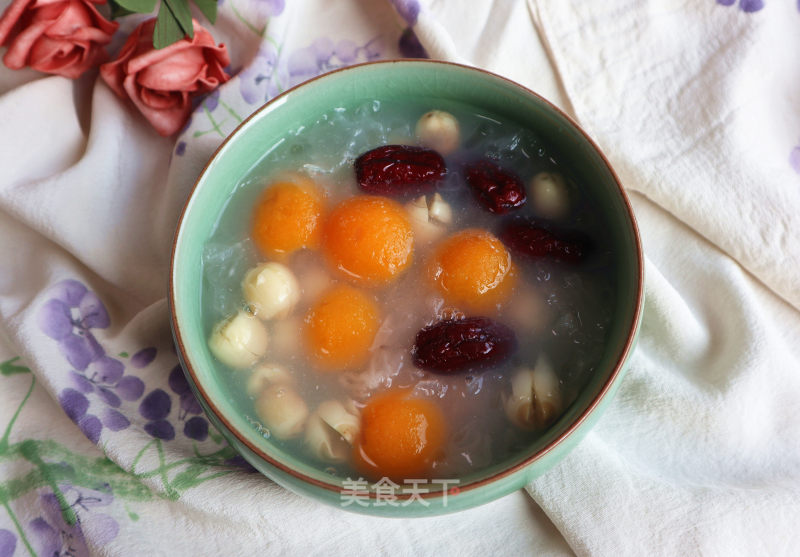 White Fungus and Lotus Seed Loquat Soup recipe