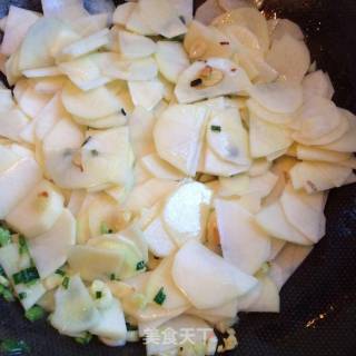 Potato Chips in Tomato Sauce recipe