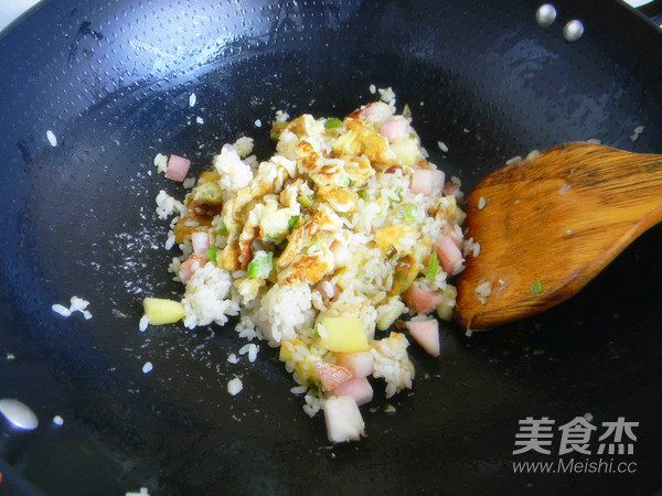 Egg-flavored Fruit Fried Rice recipe