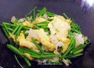 Stir-fried Eggs with White Fungus and Leek Moss recipe