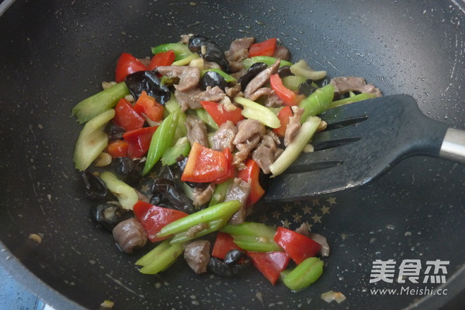 Stir-fried Lamb with Fungus and Celery recipe