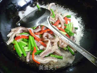 Stir-fried Pork Ears with Garlic Stalks recipe