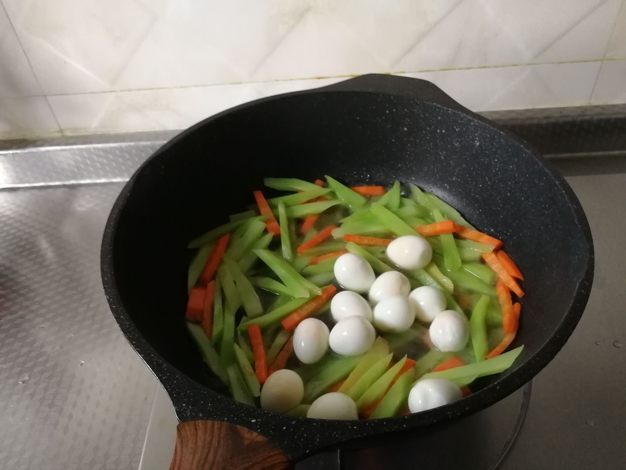 Stir-fried Quail Eggs with Shredded Lettuce recipe