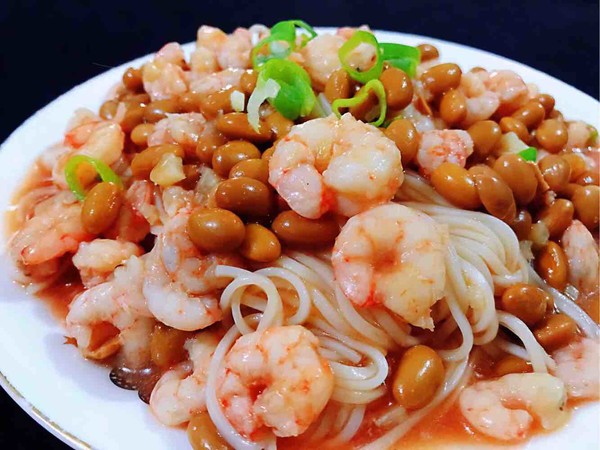 Soy Noodles with Shrimp and Tomato Sauce recipe