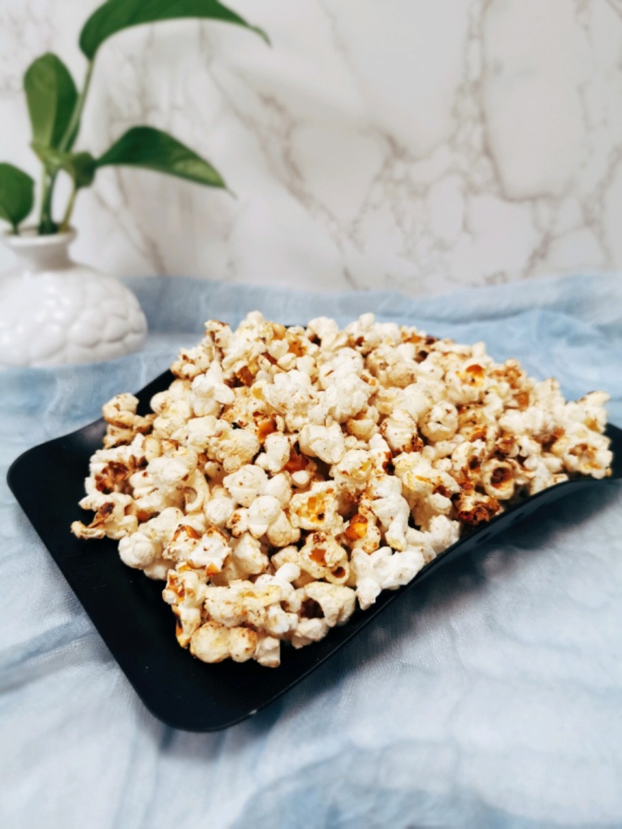 A Must-have Snack for Couples on A Date: White Chocolate Popcorn