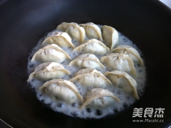 Fried Dumplings with Cabbage and Vegetable Stuffing recipe