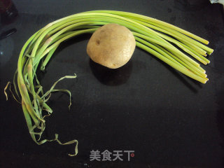 Stir-fried Potato Chips with Garlic Stalks recipe