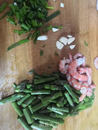 Stir-fried Hor Fun with Shrimp and Asparagus recipe