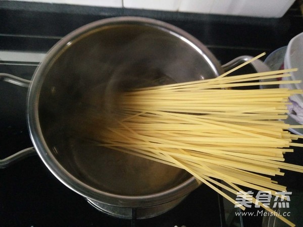 Spaghetti with Tomato Meat Sauce (simple) recipe