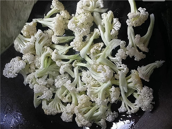 Stir-fried Cauliflower with Hot and Sour Shrimp Skin recipe