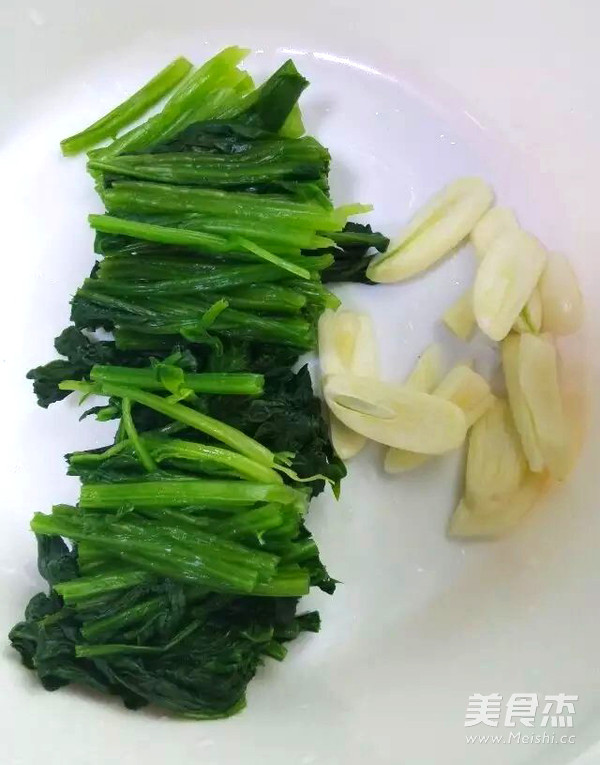 Stir-fried Mussels with Spinach recipe